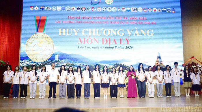  Trao thưởng cho các em học sinh đạt thành tích tại kỳ thi Olympic các môn văn hóa. 