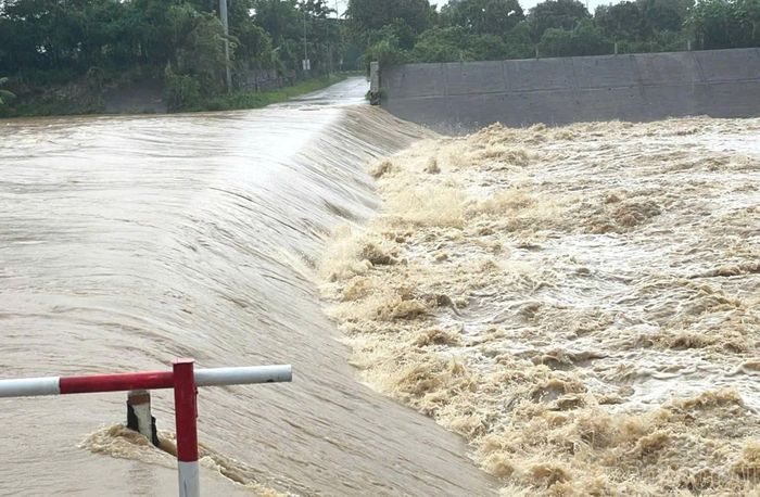 Nước lũ dâng cao tại khu vực ngầm tràn, tiềm ẩn nguy cơ mất an toàn cho người và phương tiện.