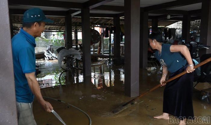 Người dân khẩn trương khắc phục.