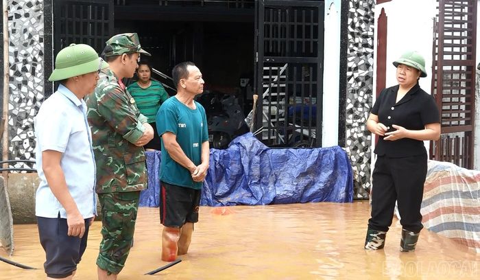 Lãnh đạo phường thăm hỏi, nắm tình hình các gia đình bị ảnh hưởng.