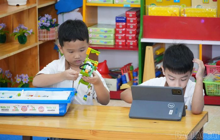Học sinh lắp robot.