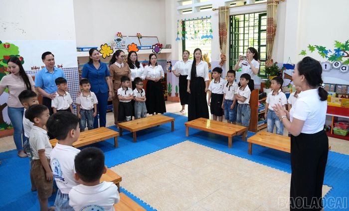 Đoàn tham quan tiết học của học sinh Trường Mầm non Hoa Ban.