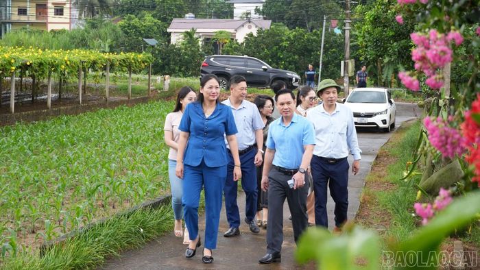 Đoàn công tác thăm mô hình “Dân vận khéo” ở thôn Giao Ngay.