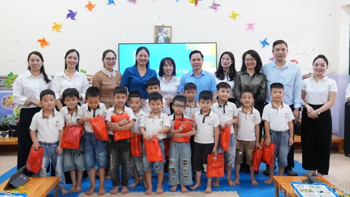Đoàn công tác tặng quà cho học sinh Trường Mầm non Hoa Ban.
