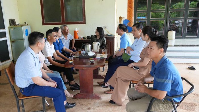 Trao đổi trực tiếp với hộ dân tham gia tổ hội nghề nghiệp rau an toàn tại thôn Soi Cờ.