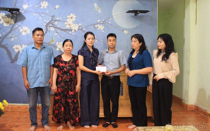 Ủy ban MTTQ Việt Nam phường Lào Cai thăm hỏi, động viên gia đình bị hỏa hoạn.