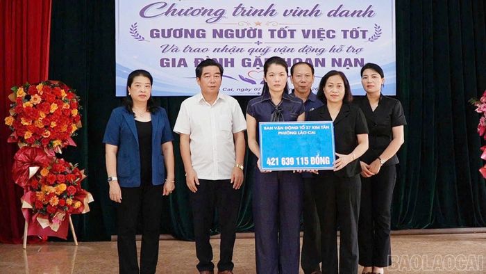 Tổ dân phố số 27 Kim Tân (phường Lào Cai) trao kinh phí hỗ trợ, chia sẻ khó khăn với gia đình sau vụ hỏa hoạn.