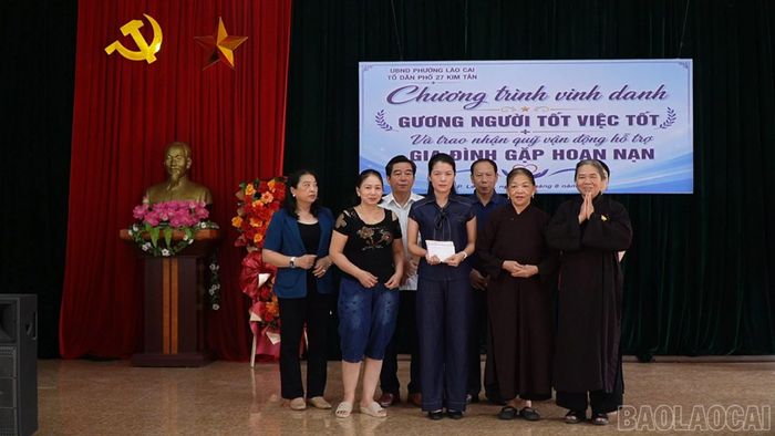 Các tập thể, cá nhân tiếp tục ủng hộ, trao kinh phí hỗ trợ gia đình vượt qua khó khăn.