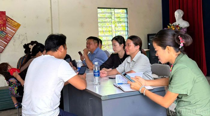 Tổ công tác lưu động thực hiện hướng dẫn Nhân dân tại nhà văn hóa thôn.
