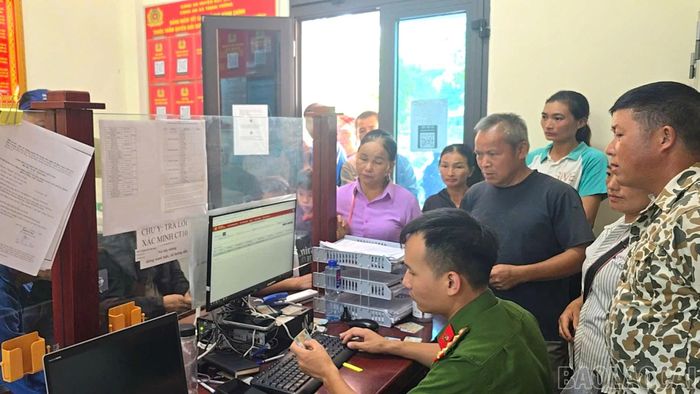 Thực hiện thu nhận, kích hoạt tài khoản định danh điện tử mức độ 2 tại trụ sở Công an xã.