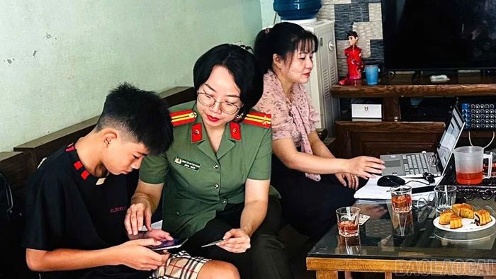 Giúp đỡ tại gia đình cho người chưa đủ 14 tuổi kích hoạt tài khoản định danh điện tử mức độ 2.