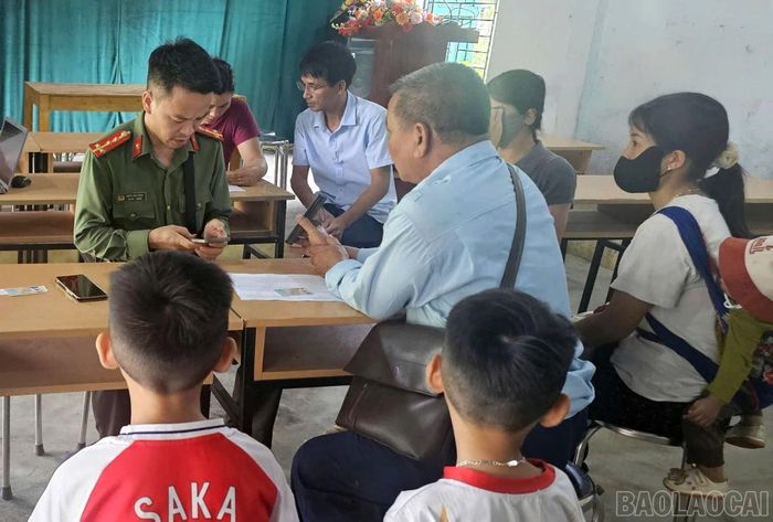 Rất nhiều công dân từ 6 - 14 tuổi chờ được kích hoạt định danh điện tử mức độ 2.
