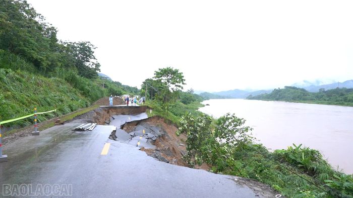Điểm sạt lở tại Km59+120, Tỉnh lộ 161, thuộc thôn Liên Hà1, xã Bảo Hà.