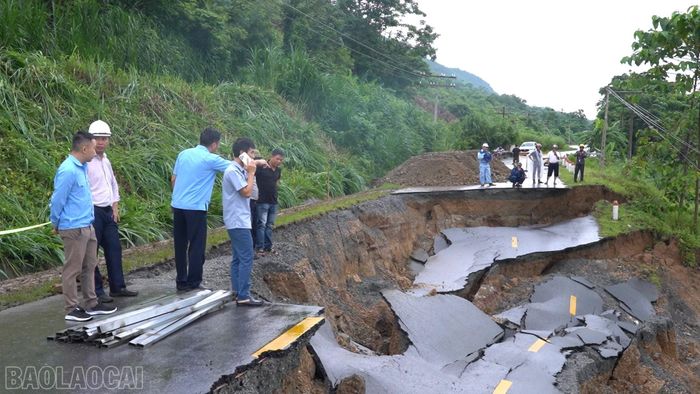 Đại diện đơn vị quản lý tuyến và chính quyền địa phương kiểm tra hiện trường, bàn phương án khắc phục.