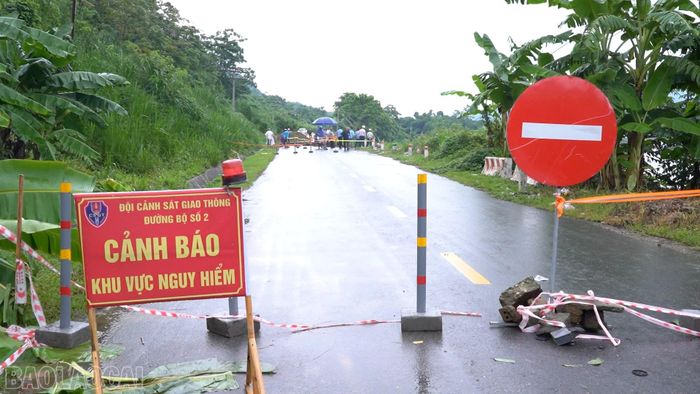 Lực lượng chức năng căng dây, cắm biển cảnh báo, không để phương tiện đi vào khu vực nguy hiểm.