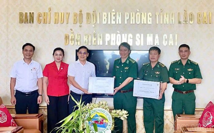 Ban tổ chức chương trình trao các phần quà hỗ trợ Đồn Biên phòng Si Ma Cai.
