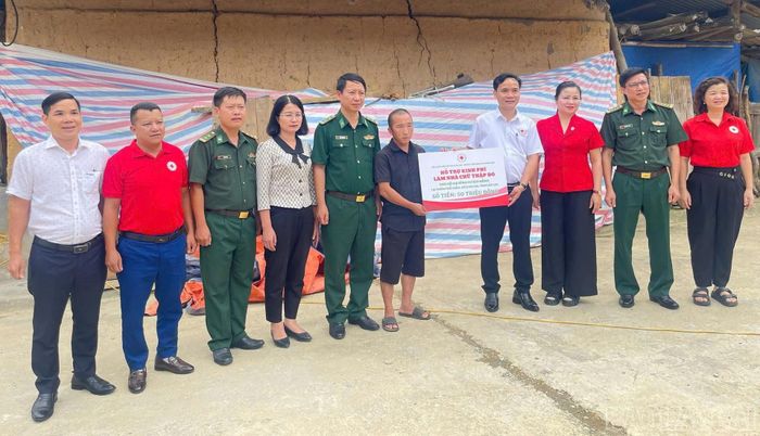 Ông Nguyễn Văn Cường - Giám đốc Trung tâm Dịch vụ Nhân đạo Trung ương Hội Chữ thập đỏ Việt Nam trao hỗ cho gia đình ông Cư Seo Mềnh.