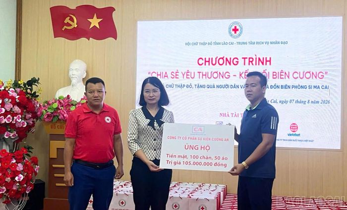 Nhà tài trợ trao các phần quà hỗ trợ cho chương trình.