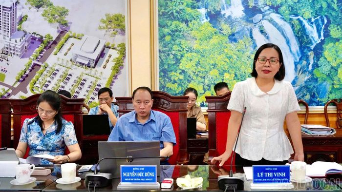 Đồng chí Lý Thị Vinh - Ủy viên Ban Thường vụ Tỉnh ủy, Bí thư Đảng ủy, Chủ tịch HĐND xã phát biểu tại buổi làm việc.