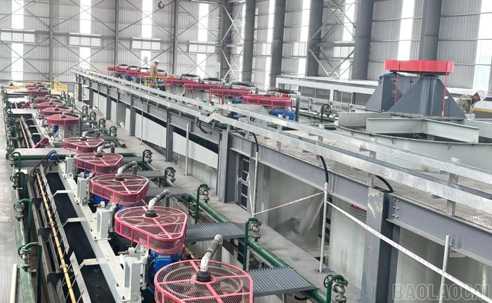 Đoàn công tác Sở Công Thương khảo sát thực tế các hạng mục đang được hoàn thiện tại Nhà máy tuyển quặng apatit nghèo.