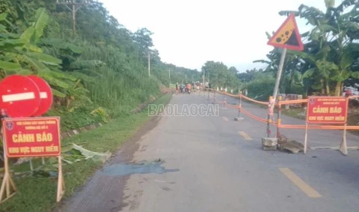 Biển cảnh báo, rào chắn được bố trí hai đầu khu vực sạt lở để bảo đảm an toàn.