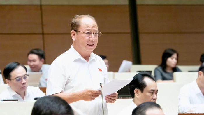 Đại biểu Sùng A Lềnh - Phó Trưởng Đoàn đại biểu Quốc hội chuyên trách tỉnh Lào Cai tham gia thảo luận tại hội trường.