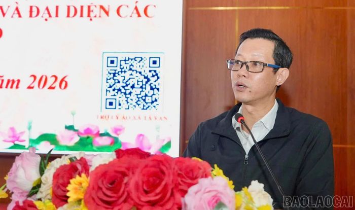 Đồng chí Trần Hoài Nam - Trưởng Phòng Soạn thảo văn bản, Cơ quan Nhà nước, Dân tộc, Tôn giáo (Ban Tuyên giáo và Dân vận Tỉnh ủy) truyền đạt các chuyên đề trọng tâm về công tác dân tộc, tôn giáo trong tình hình mới