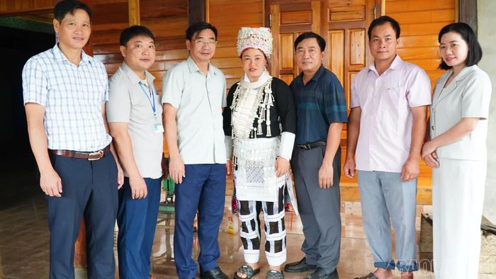 Đoàn khảo sát thực tế mô hình Tổ hội nghề nghiệp “Nghề bạc gia truyền” tại thôn Nậm Pung, xã Mường Hum.