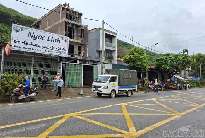 Tuyên truyền, nâng cao ý thức chấp hành hành lang an toàn giao thông.