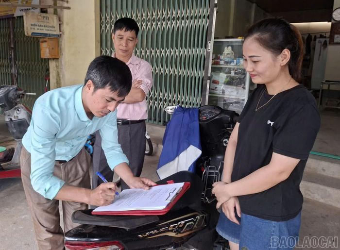 Người dân ký cam kết chấp hành nghiêm việc giải tỏa hành lang an toàn giao thông.