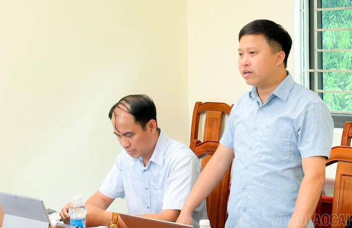 Đồng chí Hà Trung Kiên - Phó Bí thư, Chủ tịch UBND xã báo cáo kết quả thực hiện rà soát của địa phương.