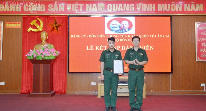 Trung úy Kiều Đức Mạnh vừa vinh dự được kết nạp Đảng.