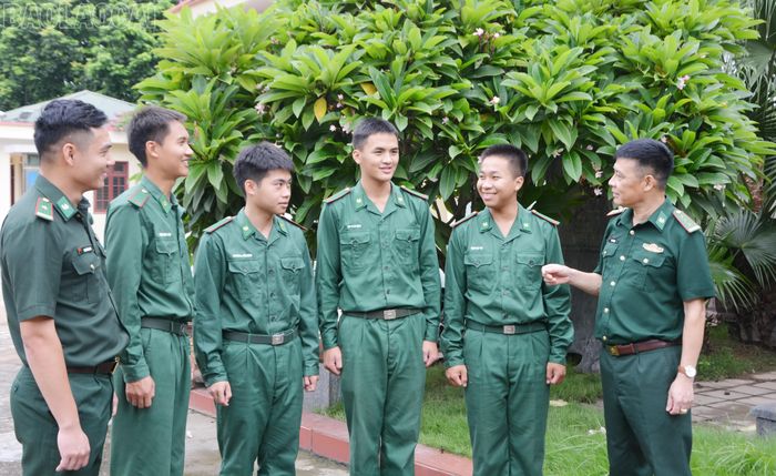Cấp ủy, chỉ huy các đơn vị chỉ đạo tăng cường giáo dục chính trị, tư tưởng cho chiến sĩ.