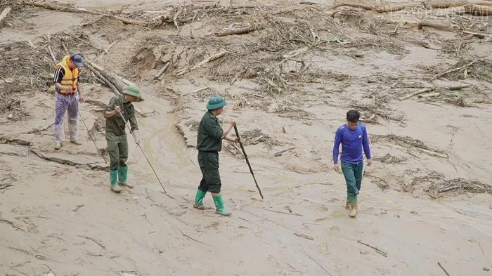 Lực lượng công an xã đang tìm kiếm từng khu vực trên lòng hồ thủy điện.