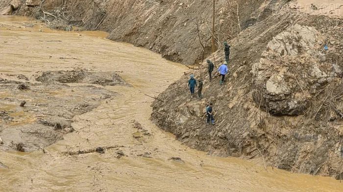 Các lực lượng triển khai tìm kiếm gần vị trí đập thủy điện.