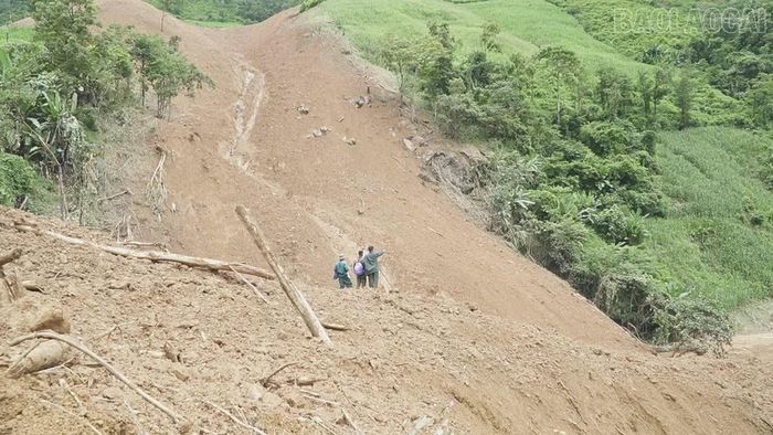Nguy cơ sạt lở cao là nguyên nhân gây khó khăn cho lực lượng tìm kiếm tiếp cận vị trí nghi ngờ.