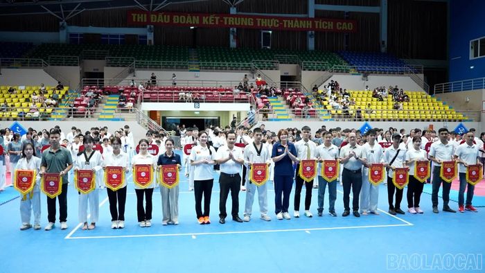 Ban tổ chức tặng Cờ lưu niệm cho các đoàn tham dự giải.