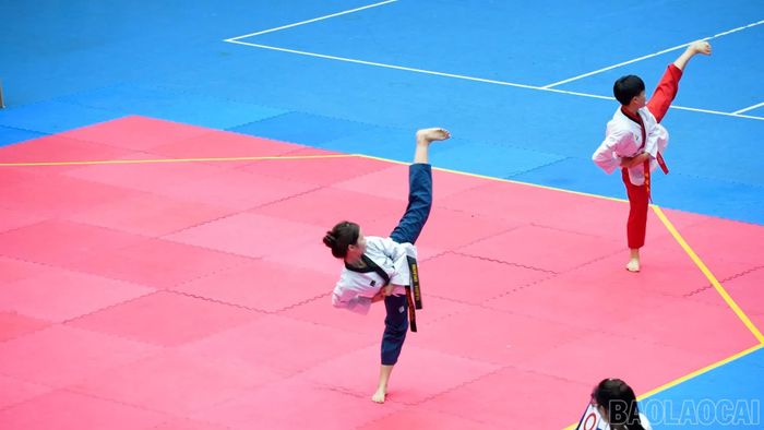 Các vận động viên bước vào tranh tài ngay sau lễ khai mạc.