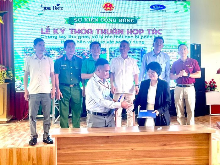 Ký kết thỏa thuận hợp tác giữa UBND xã Đắk Sắk và Công ty TNHH TM &amp; XD An Sinh về quản lý, vận hành và thu gom rác BVTV định kỳ