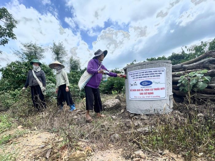 Bà Đàm Thị Vấn ở thôn Thanh Sơn, xã Đắk Sắk đưa chai lọ thuốc BVTV sau sử dụng đến bể chứa