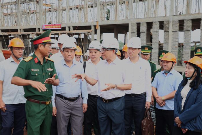 Ủy viên Ban Chấp hành Trung ương Đảng, Phó Bí thư Tỉnh ủy, Chủ tịch UBND tỉnh Hồ Văn Mười kiểm tra thực tế tiến độ thi công tại Trường Phổ thông nội trú liên cấp Tiểu học và THCS Thuận An
