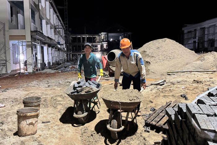 Hơn 300 công nhân tích cực tăng ca để Trường Phổ thông nội trú liên cấp Tiểu học và THCS Thuận An kịp tiến độ