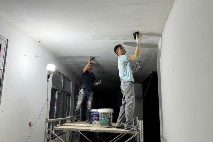 Thợ hoàn thiện phần trát xi ở khu phòng học của học sinh nội trú