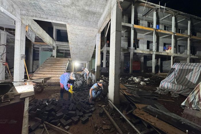 Các đội thợ miệt mài thi công không kể ngày đêm để kịp tiến độ
