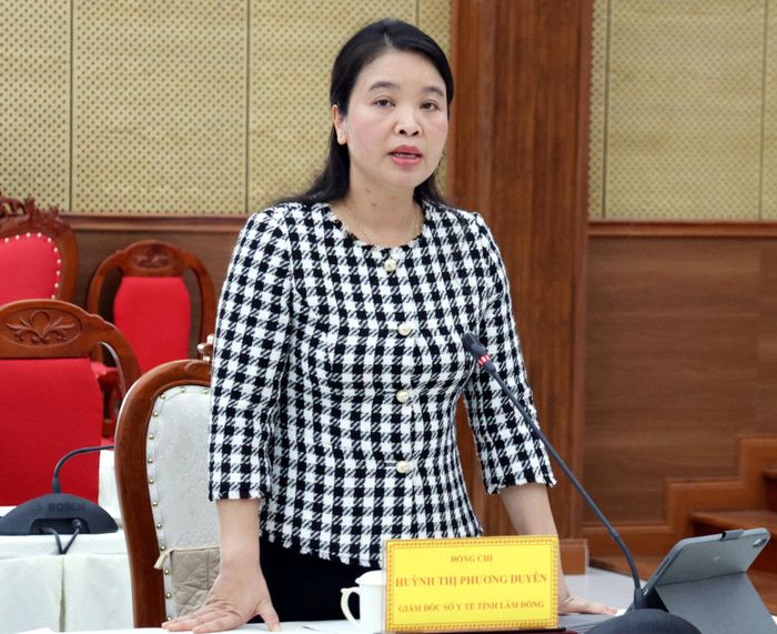 Giám đốc Sở Y tế tỉnh Huỳnh Thị Phương Duyên báo cáo tiến độ khám sức khỏe toàn dân
