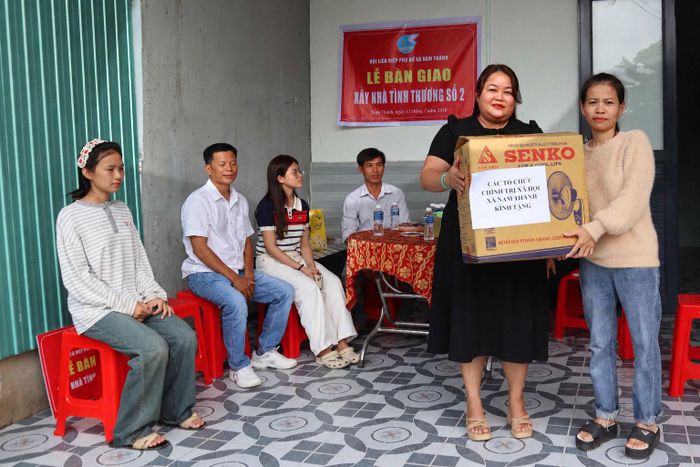 Mái ấm mới không chỉ giúp hai mẹ con chị Huỳnh Thị Thúy Phương (ngoài cùng bên phải) có nơi ở ổn định, mà còn trở thành nguồn động viên để chị tiếp tục điều trị bệnh, nuôi dạy con