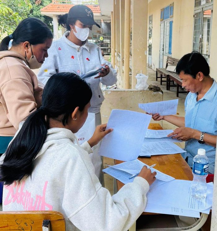 Phụ huynh và học sinh đến Trường Phổ thông Dân tộc nội trú (phường Hàm Thắng) nhập học và được thầy cô giáo tư vấn chọn tổ hợp môn trực tiếp