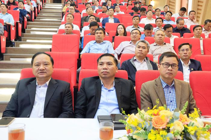 Đại diện lãnh đạo các sở, ngành tỉnh tham dự Lễ mít tinh