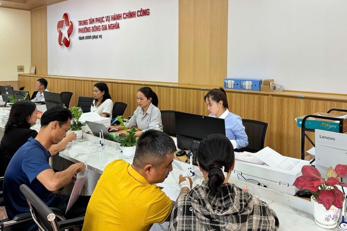 Người dân làm thủ tục hành chính về đất đai tại Trung tâm Phục vụ hành chính công phường Đông Gia Nghĩa, tỉnh Lâm Đồng
