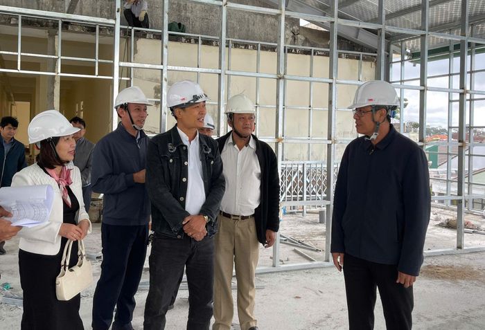 Phó Chủ tịch UBND tỉnh Nguyễn Minh nghe báo cáo tiến độ từng hạng mục dự án